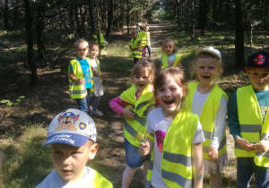 05Dzieci zwiedzają las